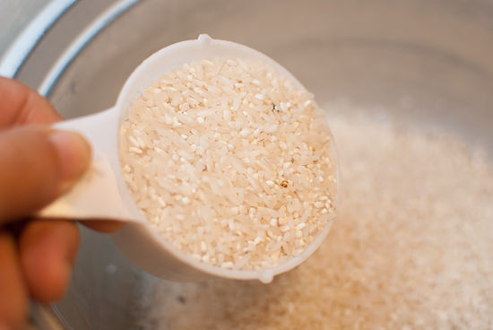 Buatlah teks petunjuk menanak nasi menggunakan rice cooker